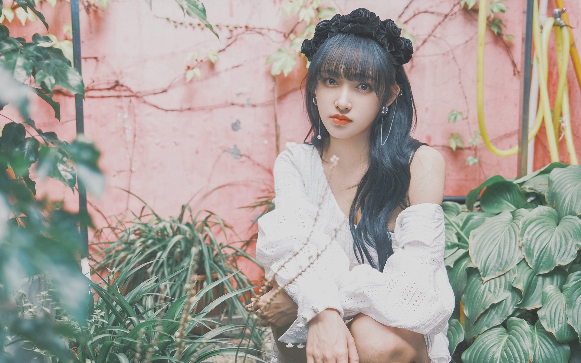 “高新体育中心健力赛：选手们挑战极限重量，赛场气氛紧张”